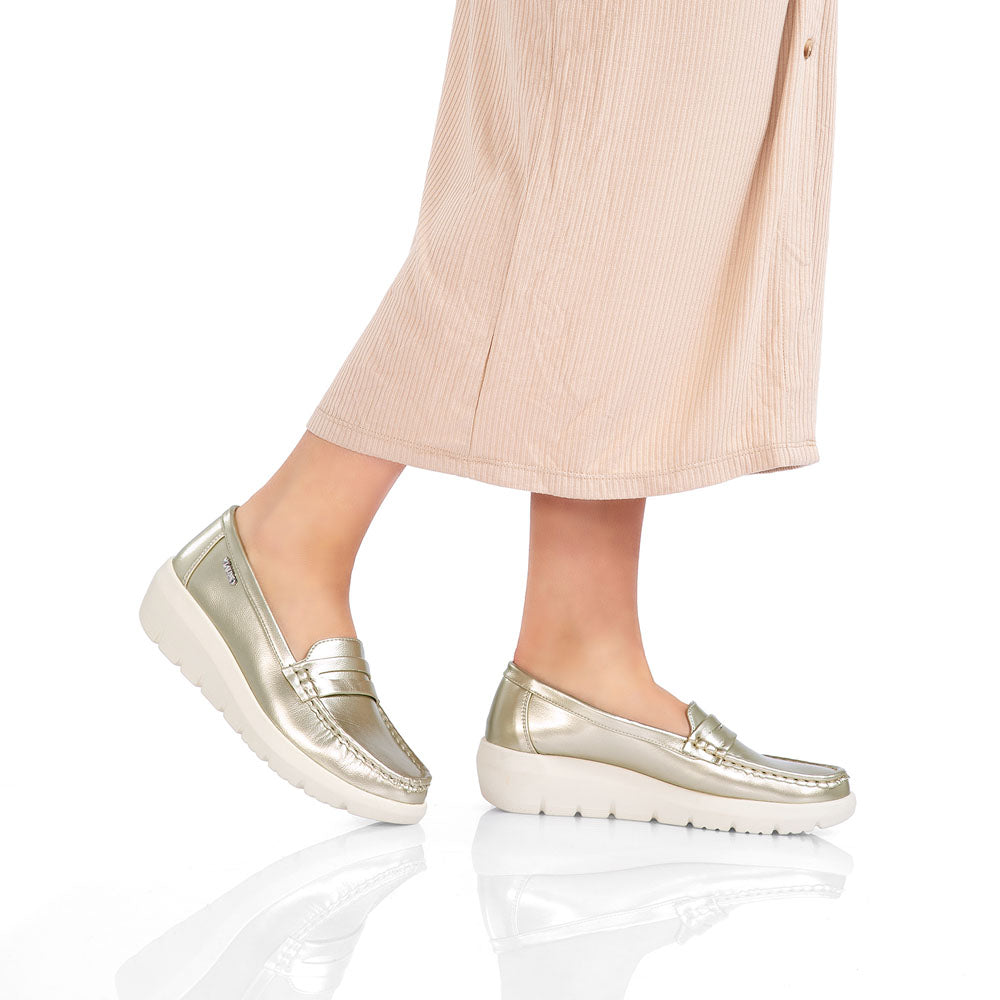Mocasín Via Uno Dorado con Plataforma Track