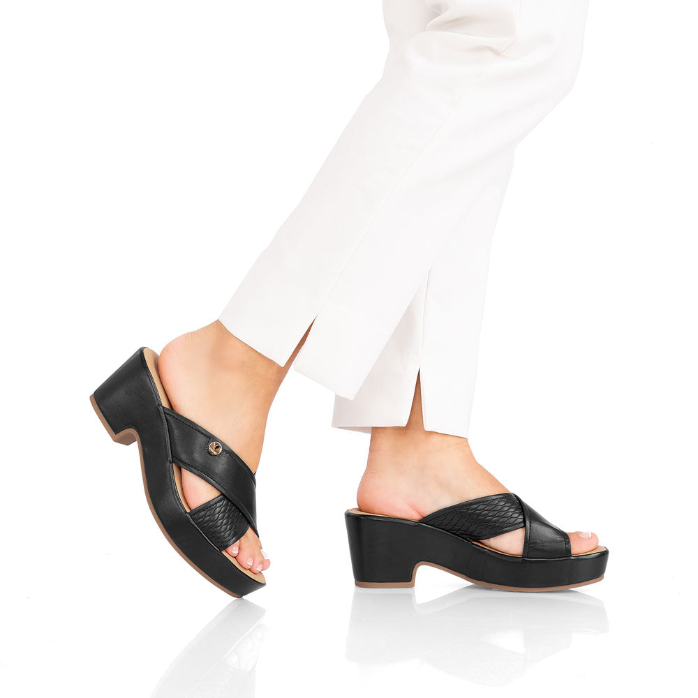 Sandalia Via Uno Negra con Plataforma Cruzada